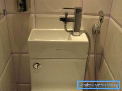 Chiuveta compactă pe rezervor cu conexiune la duș.