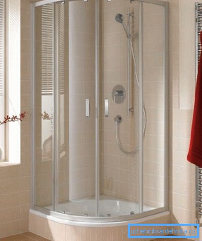 Cabinele de duș compacte completează perfect zonele de colț.
