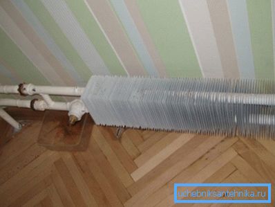 Convectorul compact nu va încălzi nici un spațiu mare chiar și la temperaturi ridicate ale suportului de căldură.