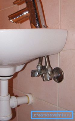 O opțiune de compromis - un mixer cu tuburi de cupru ca conexiuni. O opțiune de compromis - un mixer cu tuburi de cupru ca conexiuni.