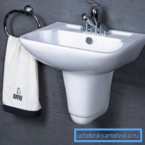 Design-urile cu semi-piedestale arata foarte elegant, dar pretul lor este mai mare decat cel al structurilor suspendate standard.