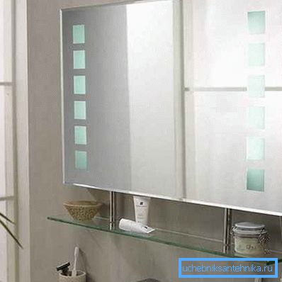 Design cu raft de sticlă și iluminat interior.