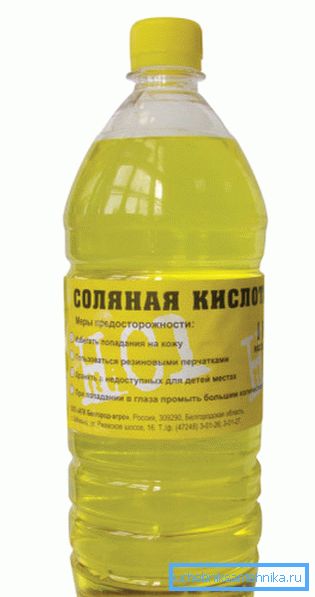 Acidul clorhidric concentrat este vândut într-o sticlă de plastic.