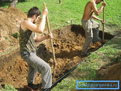 Săpat un șanț sub o mină de canalizare. Săpat un șanț sub o mină de canalizare.