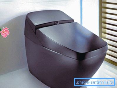 Un bol de toaletă maro de înaltă tehnologie, cu o nuanță purpurie, se va potrivi perfect într-un design minimalist.