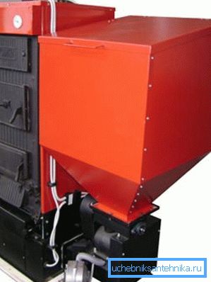 Cazanul KCM poate fi echipat cu un buncăr pentru alimentarea automată a peletelor.