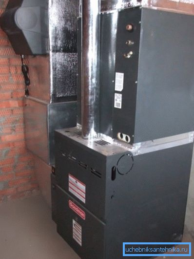 Boiler de incalzire a aeruluiGoodman. Aerul este forțat în canale. Boiler de incalzire a aeruluiGoodman. Aerul este forțat în canale.