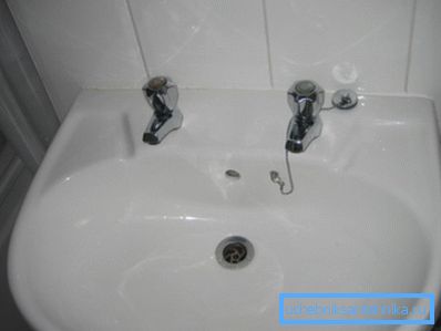 Robinetele sunt situate astfel încât este imposibil să vă spălați mâinile cu apă curgătoare.