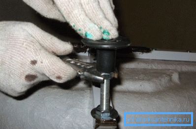 Montarea picioarelor cu duze de sprijin