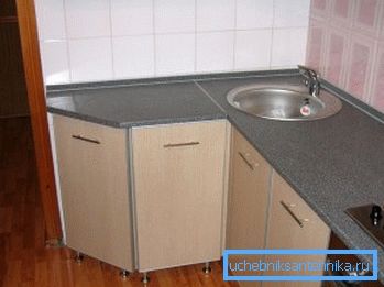 Formele rotunde arată foarte bine încorporate în mobilier, oferindu-i un aspect original și vă permit să utilizați spațiul liber.