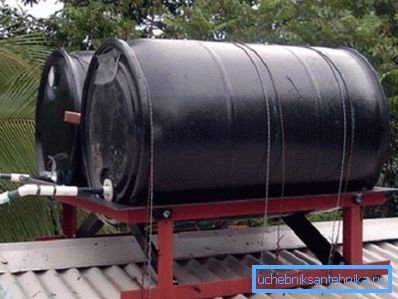 Butoaie metalice rotunde în negru. Butoaie metalice rotunde în negru.