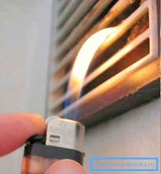 Ventilația bucătăriei ar trebui să fie suficient de eficientă pentru a scăpa camera de monoxid de carbon și mirosurile de gătit.
