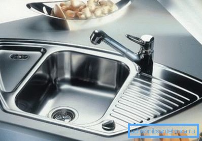 Un set de bucătărie cu o chiuvetă din oțel inoxidabil arată foarte elegant, mai ales dacă există alte elemente lucioase în design.