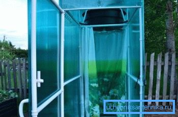 Cabina de duș ușor de administrat cu vestiar din policarbonat este o soluție modernă, caracterizată prin faptul că designul permite trecerea luminii.