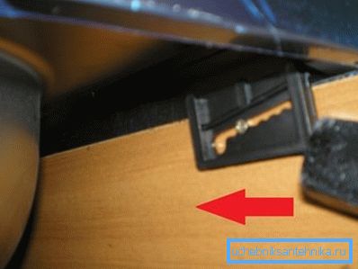 Apăsarea ușoară a suportului din plastic se deplasează în poziția de proiectare.