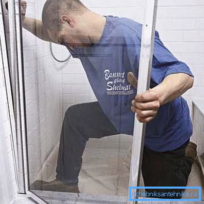 Foaia este pur și simplu introdusă în profilul instalat. Foaia este pur și simplu introdusă în profilul instalat.