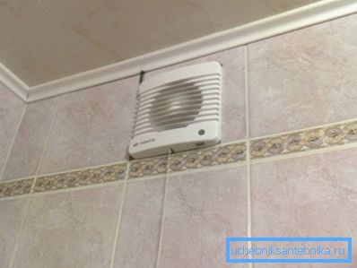 Fotografie amator a sistemului de ventilație finit cu dispozitive instalate care forțează mișcarea masei de aer