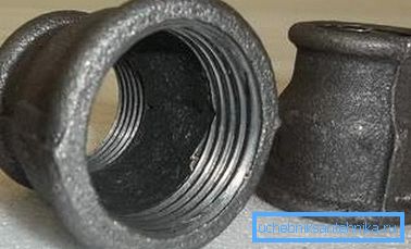 Fotografie amatoră a unei structuri metalice de acest tip proiectată pentru a conecta autostrăzi de diferite diametre