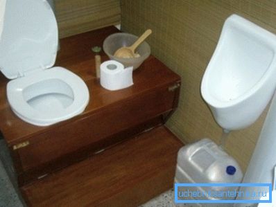 Fotografie amatoră a soluției originale de proiectare pentru amenajarea toaletei de tip cabana