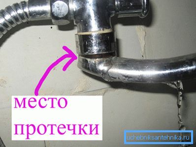 Fotografia amatoră a unui produs similar care prezintă locația unei scurgeri de apă