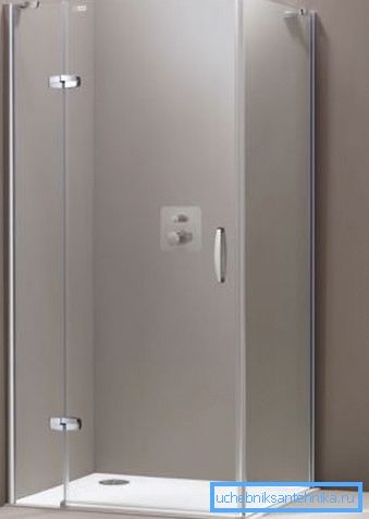 Fotografie amatoră a celui mai simplu sistem de acest tip montat pe cabina de duș Fotografie amatoră a celui mai simplu sistem de acest tip montat pe cabina de duș