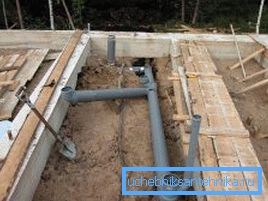 Fotografie amator, procesul de instalare a unui sistem de canalizare sub casă Fotografie amator, procesul de instalare a unui sistem de canalizare sub casă