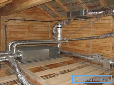 Fotografia amatoră a sistemului de ventilație ramificată instalat în podul clădirii pentru cablare ușoară