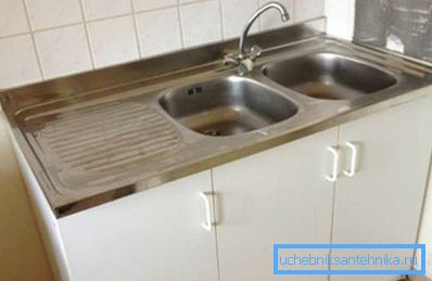 Fotografie amator a unei mașini de spălat standard instalate pe un dulap special