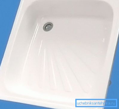 Adâncimea maximă rar depășește 13 - 15 cm.