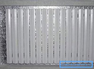 Un mic truc - dacă simțiți că radiatorul nu își face treaba, fixați filmul care reflectă căldură pe perete (în spatele acestuia), acest lucru va ajuta la reducerea pierderilor de căldură cu 15-20%