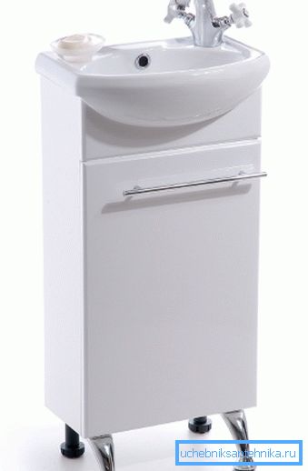 Chiuveta mică cu cada pentru toaletă.