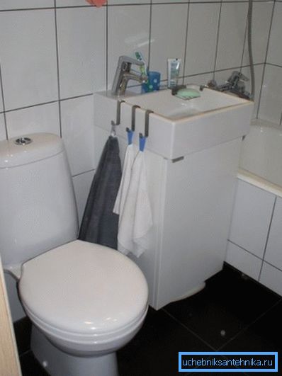 Chiuveta mică cu dulap pentru o toaletă mică
