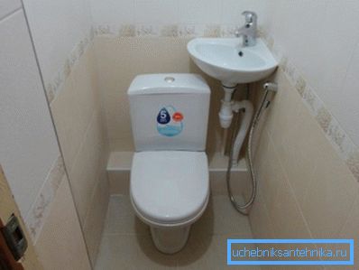 Mici chiuvete pentru toaletă - o modalitate de a utiliza spațiul maxim al camerei