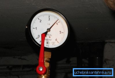 Indicatorul de presiune din fotografie prezintă 3,8 kgf / cm2. Valoarea este destul de regulată.