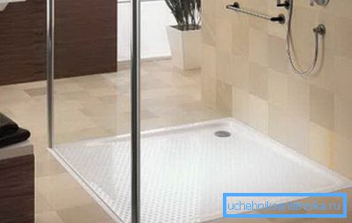 Modelul mic 120x120 într-o cabină de sticlă.