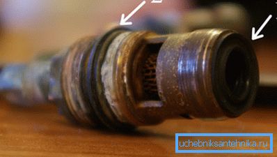 Locațiile garniturilor de cauciuc ale mecanismului de blocare al mixerului, în caz de deteriorare la care apare aproape întotdeauna un defect de acest tip