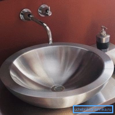 Produsele metalice de acest tip, de asemenea, arata original, dar necesita un design interior adecvat.