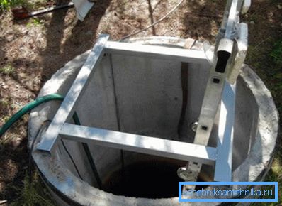 Rama metalică pentru menținerea pompei de fund.