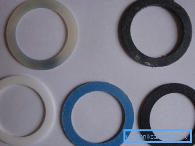 Garniturile de etanșare pentru baterii sunt fabricate din materiale diferite. Garniturile de etanșare pentru baterii sunt fabricate din materiale diferite.