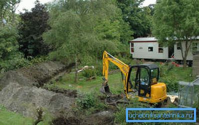 Un mini excavator este perfect pentru această sarcină.