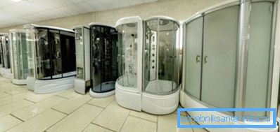 Varietate de dușuri moderne și hidroboxuri.