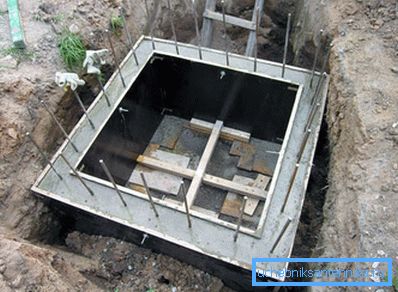 Fântâni monolitice necesită construcția unui cofraj complex.