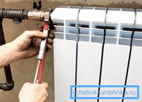 Instalarea radiatoarelor de aluminiu cu mâinile lor în timpul unei reparații Instalarea radiatoarelor de aluminiu cu mâinile lor în timpul unei reparații