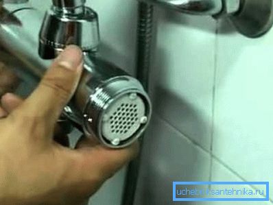 Instalați filtrul de duș cu filtru