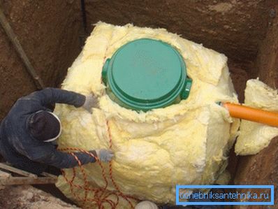 Instalarea cușonului pentru fântână presupune în mod necesar izolarea.
