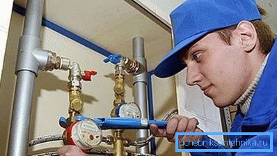 Instalarea unui filtru oblic de ecran grosier în fața tejghelei pe o conductă verticală Instalarea unui filtru oblic de ecran grosier în fața tejghelei pe o conductă verticală