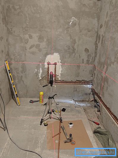 Instalarea conductelor de alimentare cu apă din cupru în caneluri.