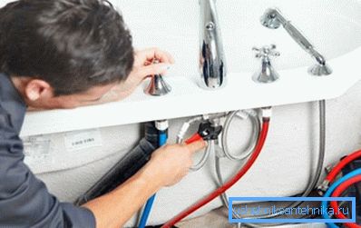 Montarea pe partea băii este similară instalării pe chiuvetă. Montarea pe partea băii este similară instalării pe chiuvetă.