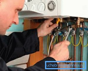 Instalarea unui cazan de încălzire pe gaz. fotografie