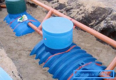 Instalarea unui puț de plastic este finalizată, trapa este instalată.